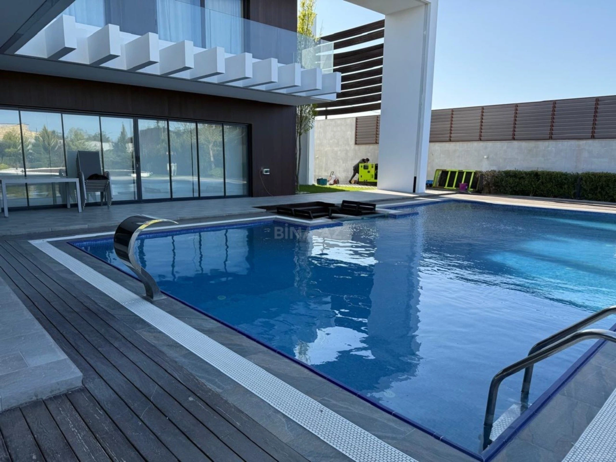 Kirayə verilir 6 otaqlı həyət evi 550 m²