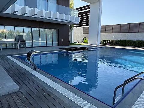 Kirayə verilir 6 otaqlı həyət evi 550 m²