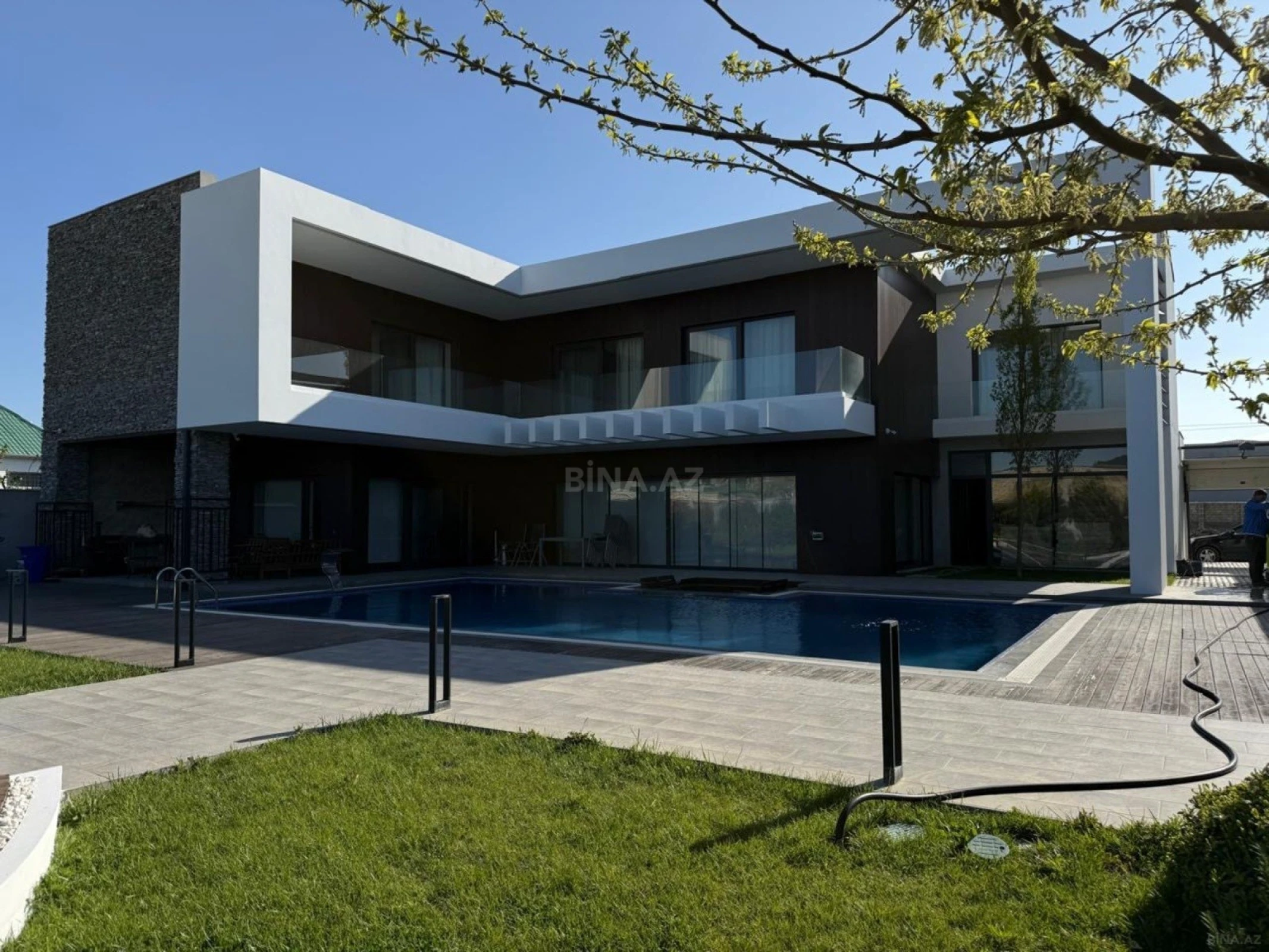 Kirayə verilir 6 otaqlı həyət evi 550 m²