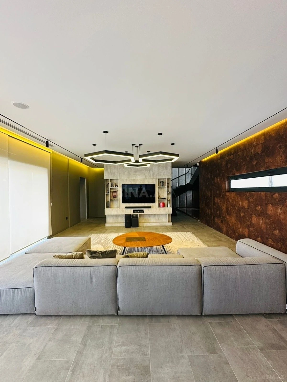 Kirayə verilir 6 otaqlı həyət evi 550 m²