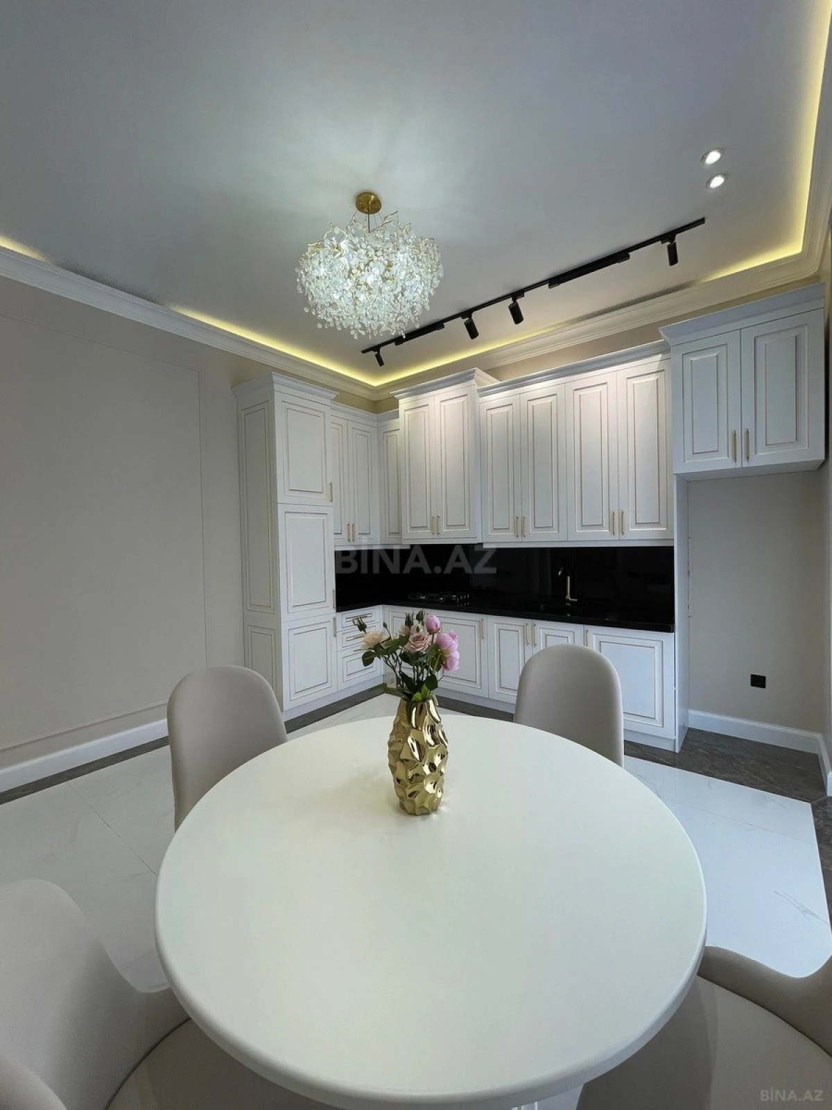 Satılır 5 otaqlı həyət evi 230 m²