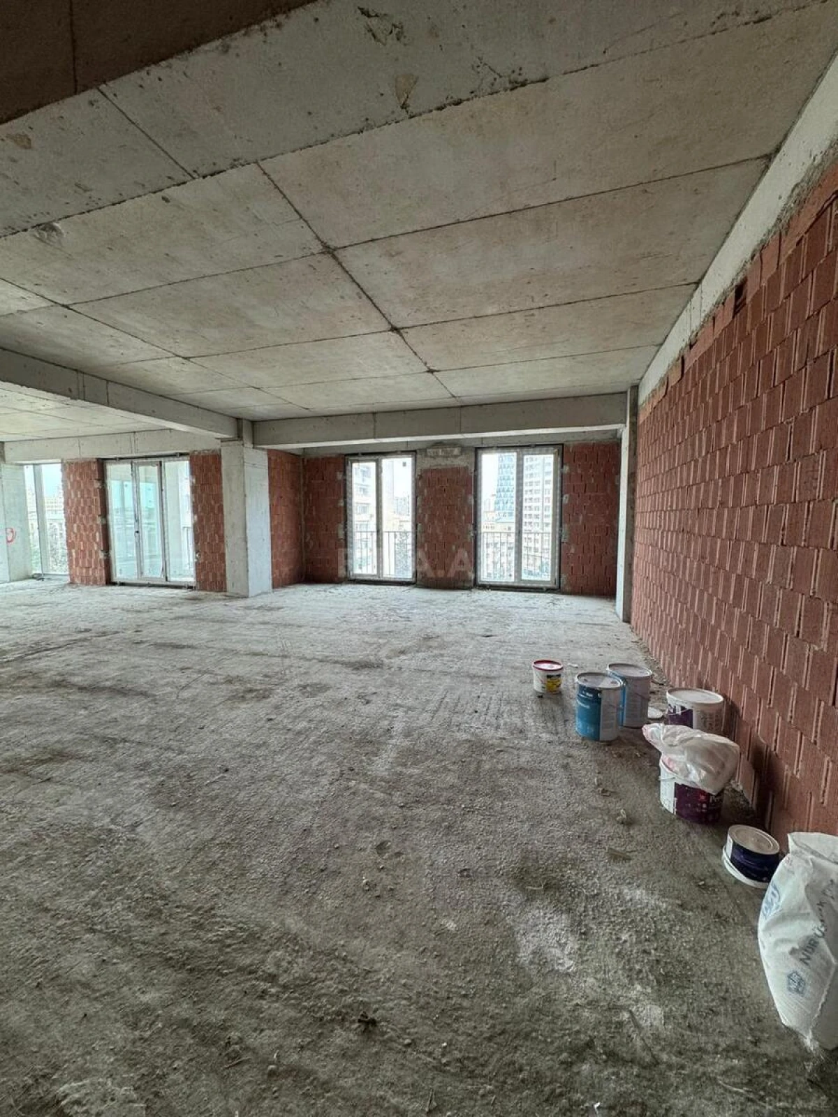 Satılır 3 otaqlı mənzil 130 m²