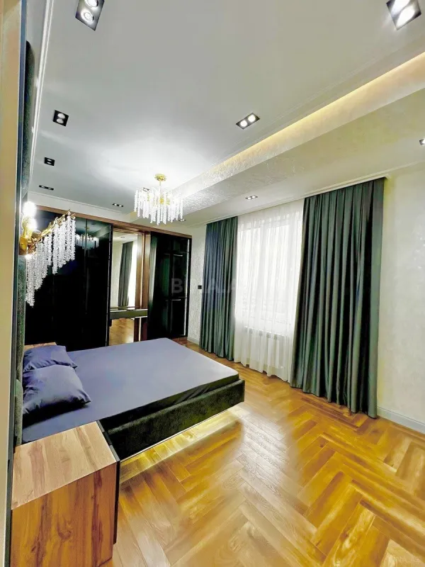 Satılır 4 otaqlı mənzil 186 m²