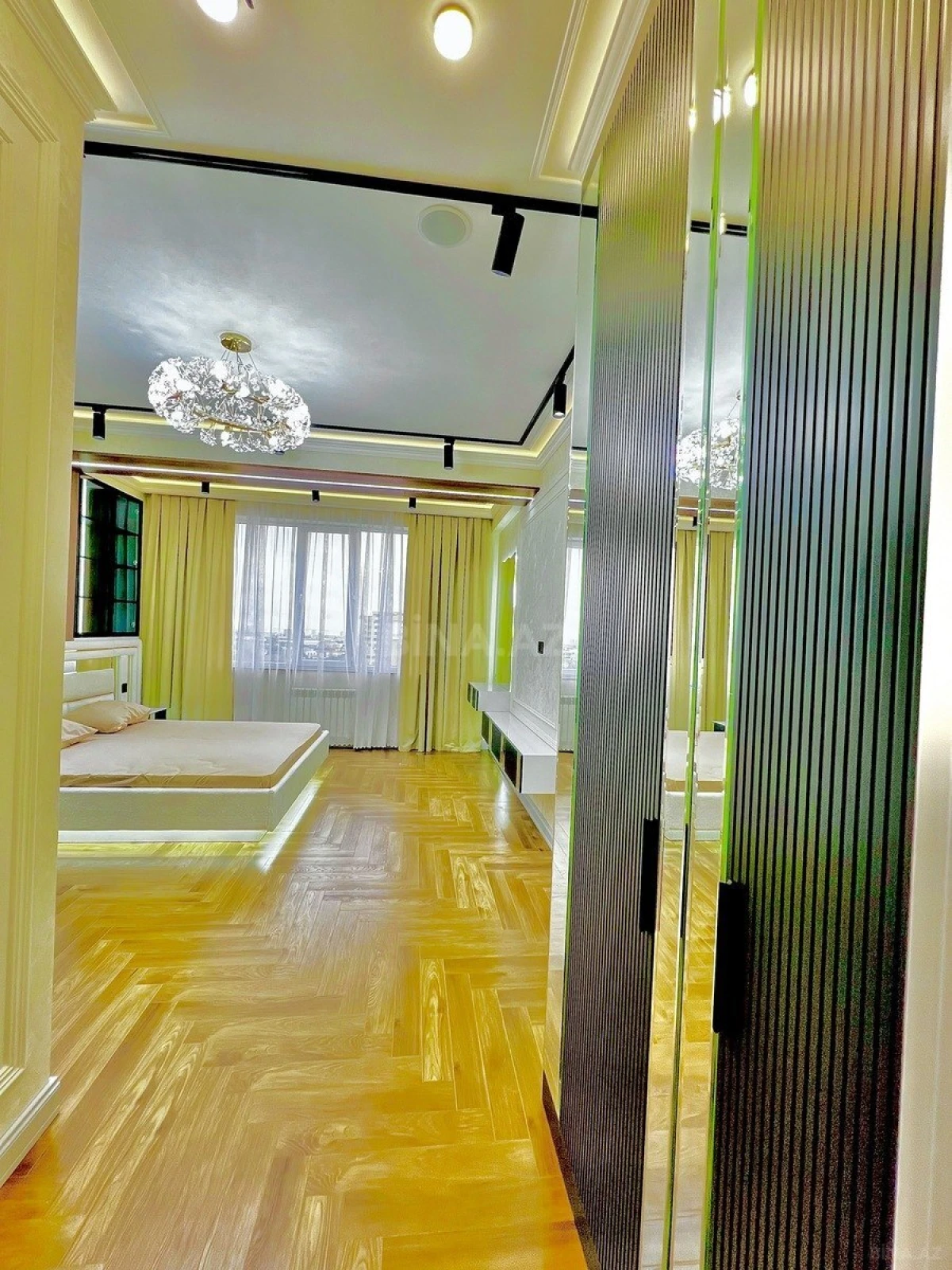 Satılır 4 otaqlı mənzil 186 m²