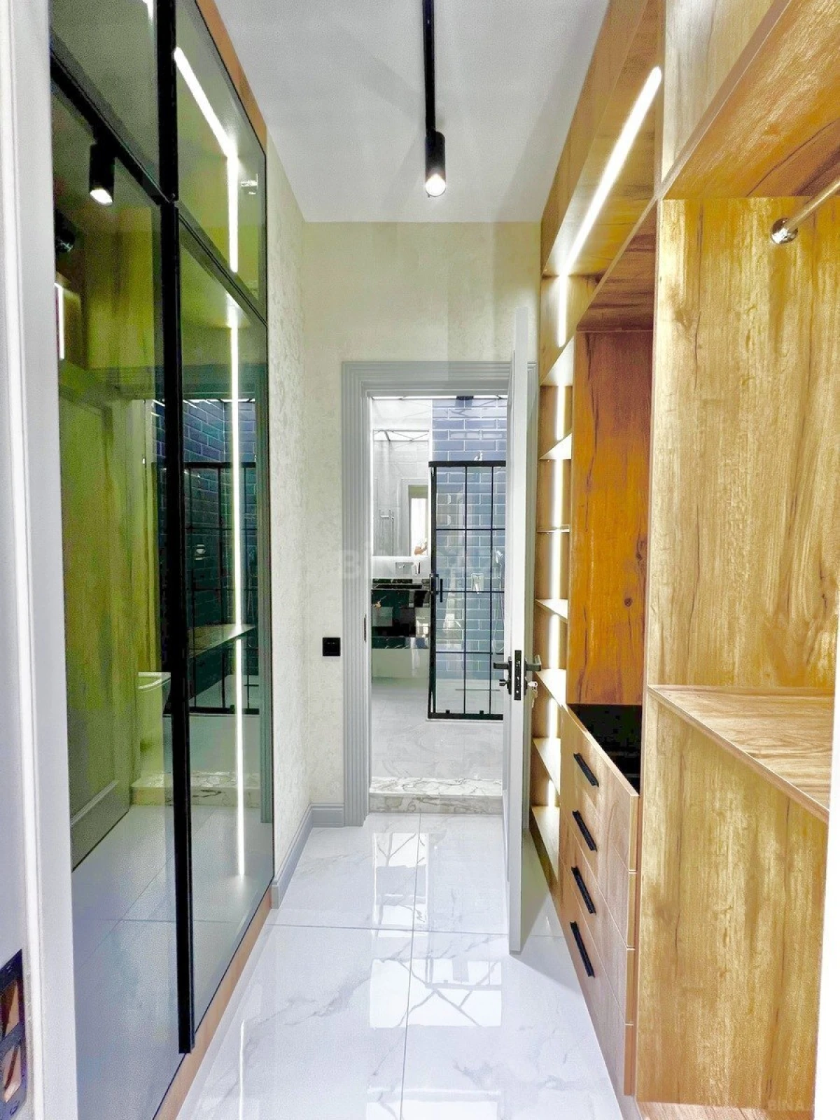 Satılır 4 otaqlı mənzil 186 m²