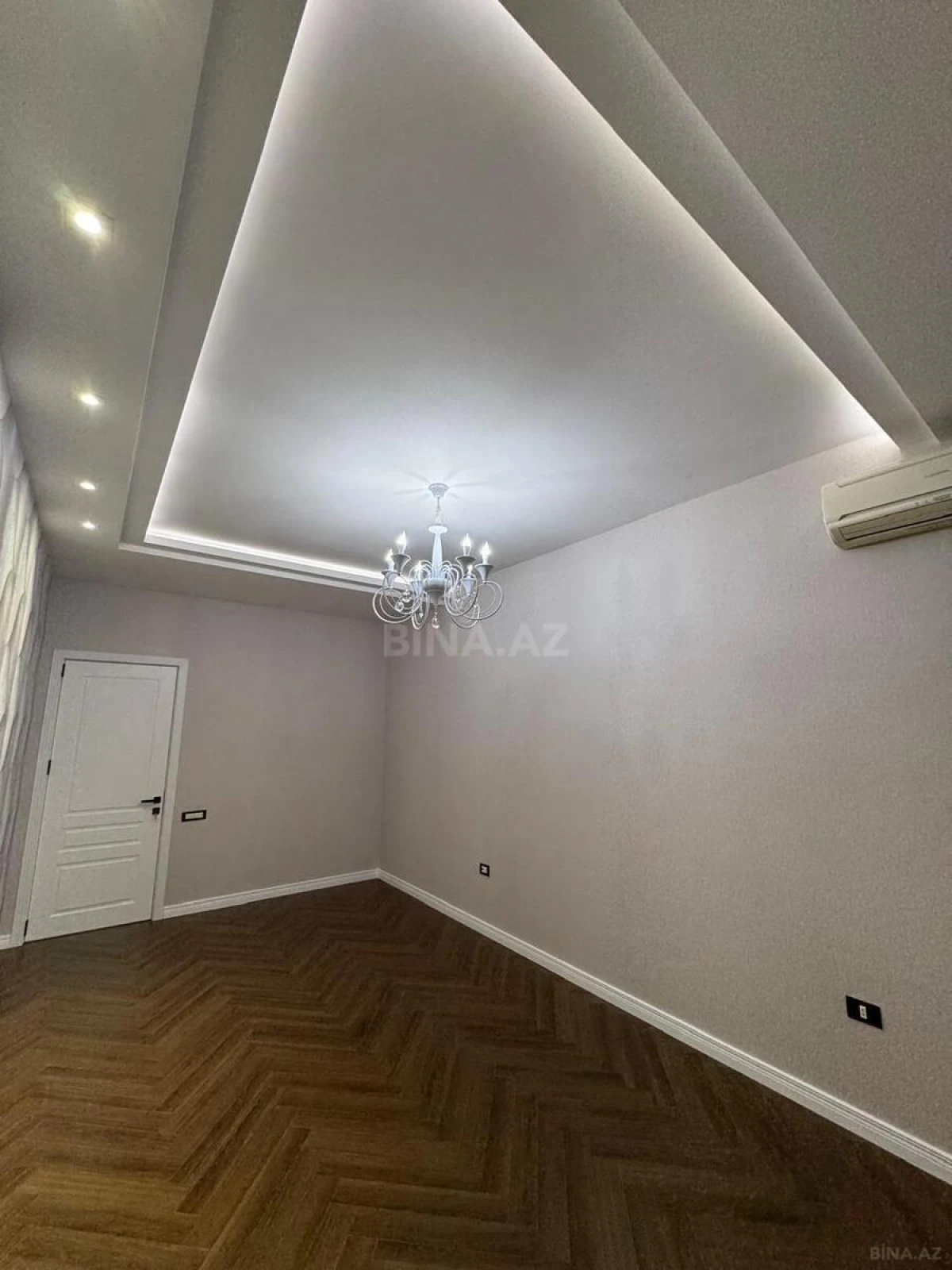 Satılır 3 otaqlı mənzil 155 m²