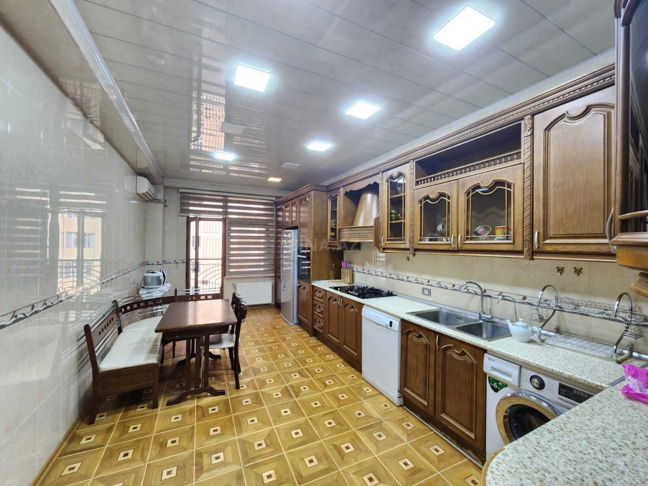 Kirayə verilir 3 otaqlı mənzil 150 m²