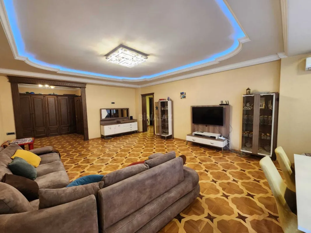 Kirayə verilir 3 otaqlı mənzil 150 m²