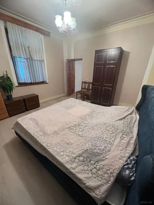 Satılır 10 otaqlı həyət evi 300 m²