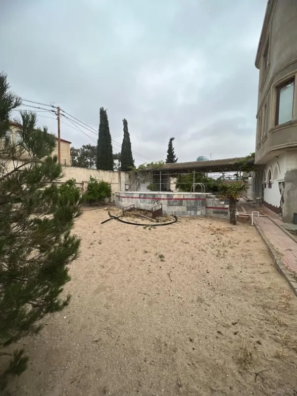 Satılır 10 otaqlı həyət evi 300 m²