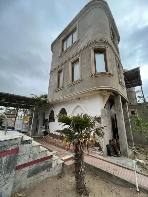 Satılır 10 otaqlı həyət evi 300 m²