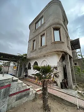 Satılır 10 otaqlı həyət evi 300 m²