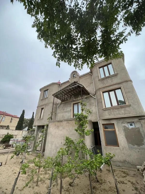 Satılır 10 otaqlı həyət evi 300 m²