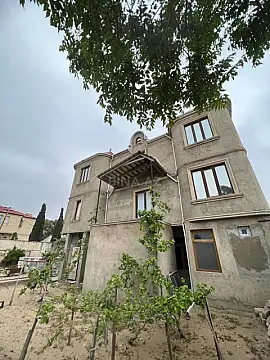 Satılır 10 otaqlı həyət evi 300 m²