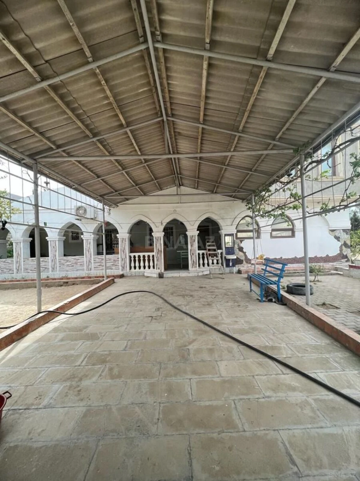 Satılır 10 otaqlı həyət evi 300 m²