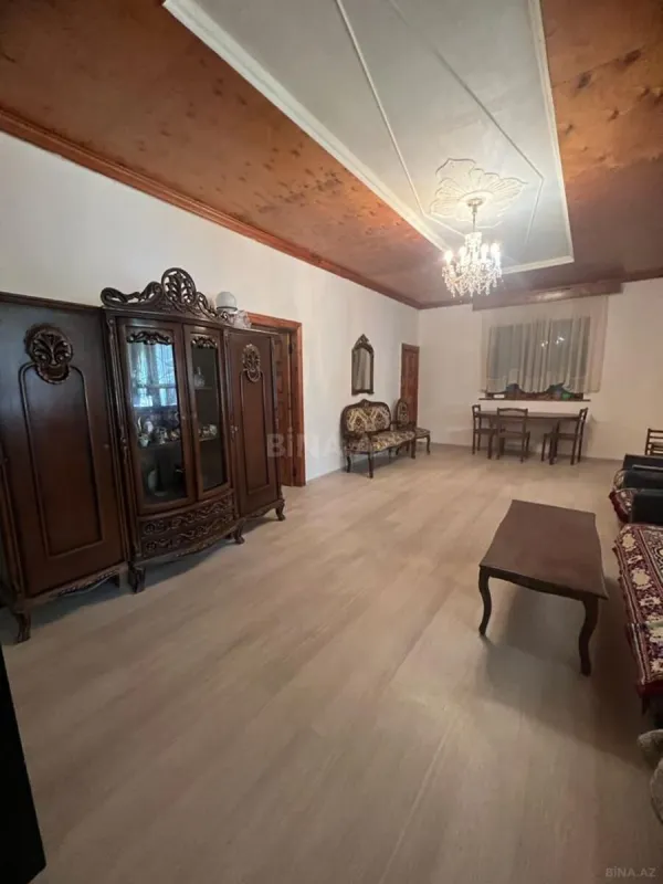Satılır 10 otaqlı həyət evi 300 m²