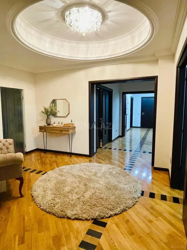 Satılır 4 otaqlı mənzil 230 m²