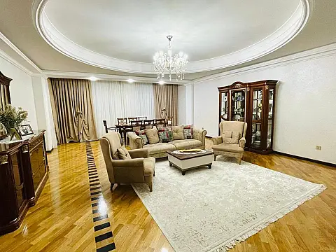 Satılır 4 otaqlı mənzil 230 m²