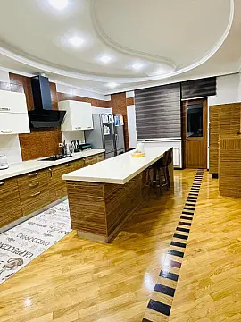 Satılır 4 otaqlı mənzil 230 m²