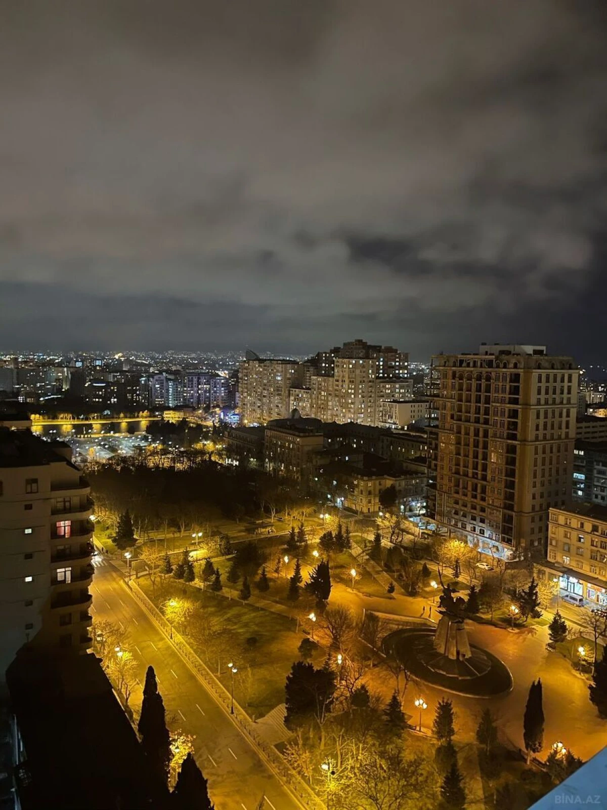 Satılır 4 otaqlı mənzil 230 m²