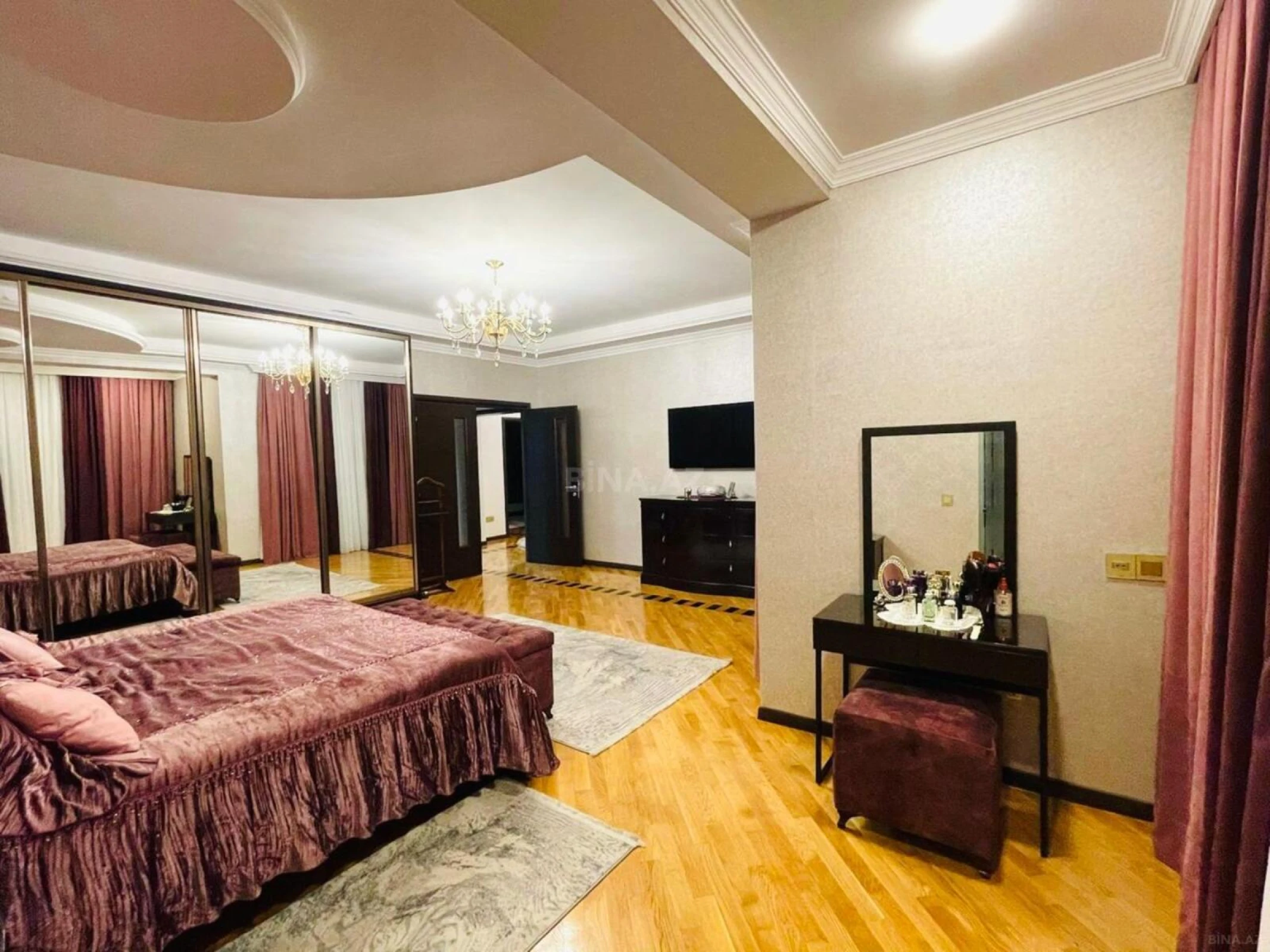Satılır 4 otaqlı mənzil 230 m²