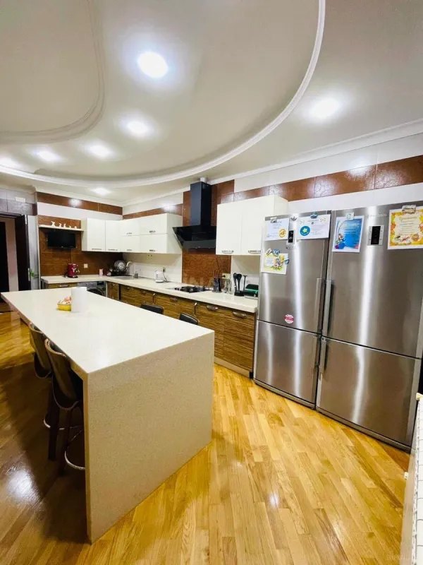 Satılır 4 otaqlı mənzil 230 m²