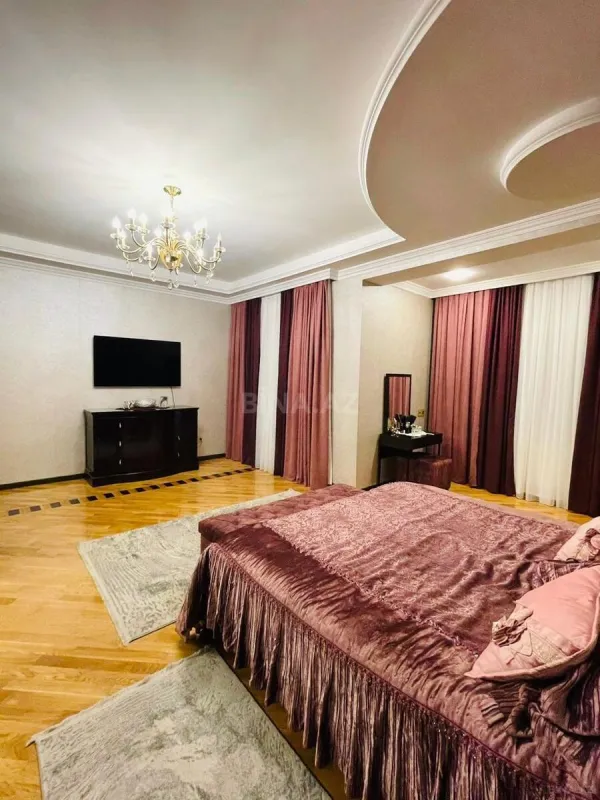 Satılır 4 otaqlı mənzil 230 m²