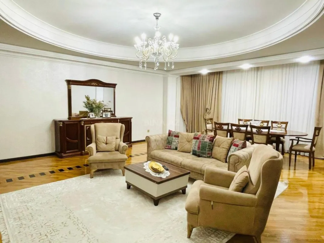 Satılır 4 otaqlı mənzil 230 m²