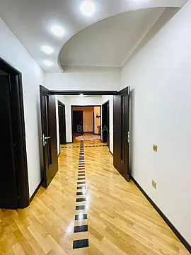 Satılır 4 otaqlı mənzil 230 m²