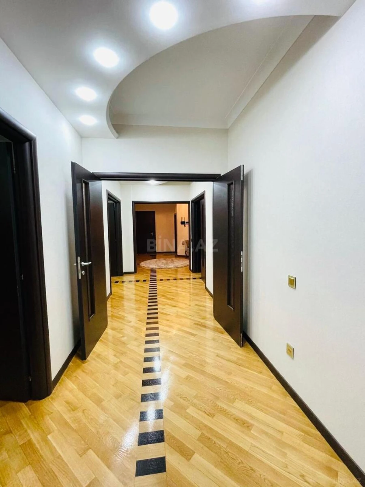 Satılır 4 otaqlı mənzil 230 m²