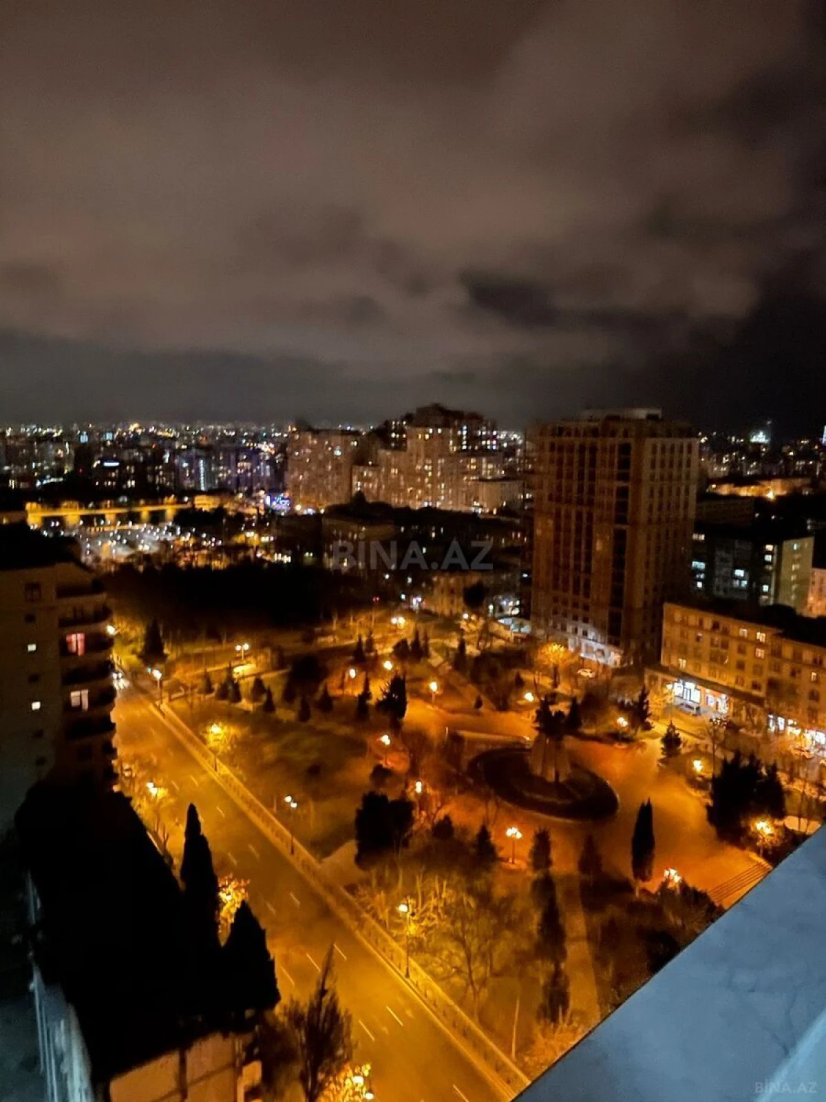 Satılır 4 otaqlı mənzil 230 m²