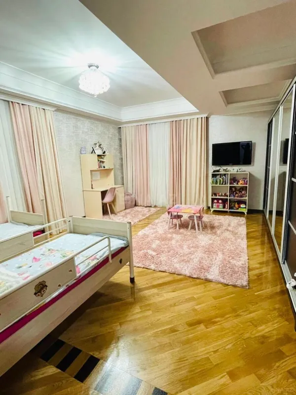 Satılır 4 otaqlı mənzil 230 m²