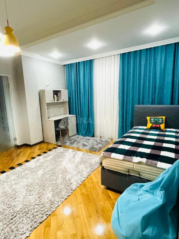 Satılır 4 otaqlı mənzil 230 m²