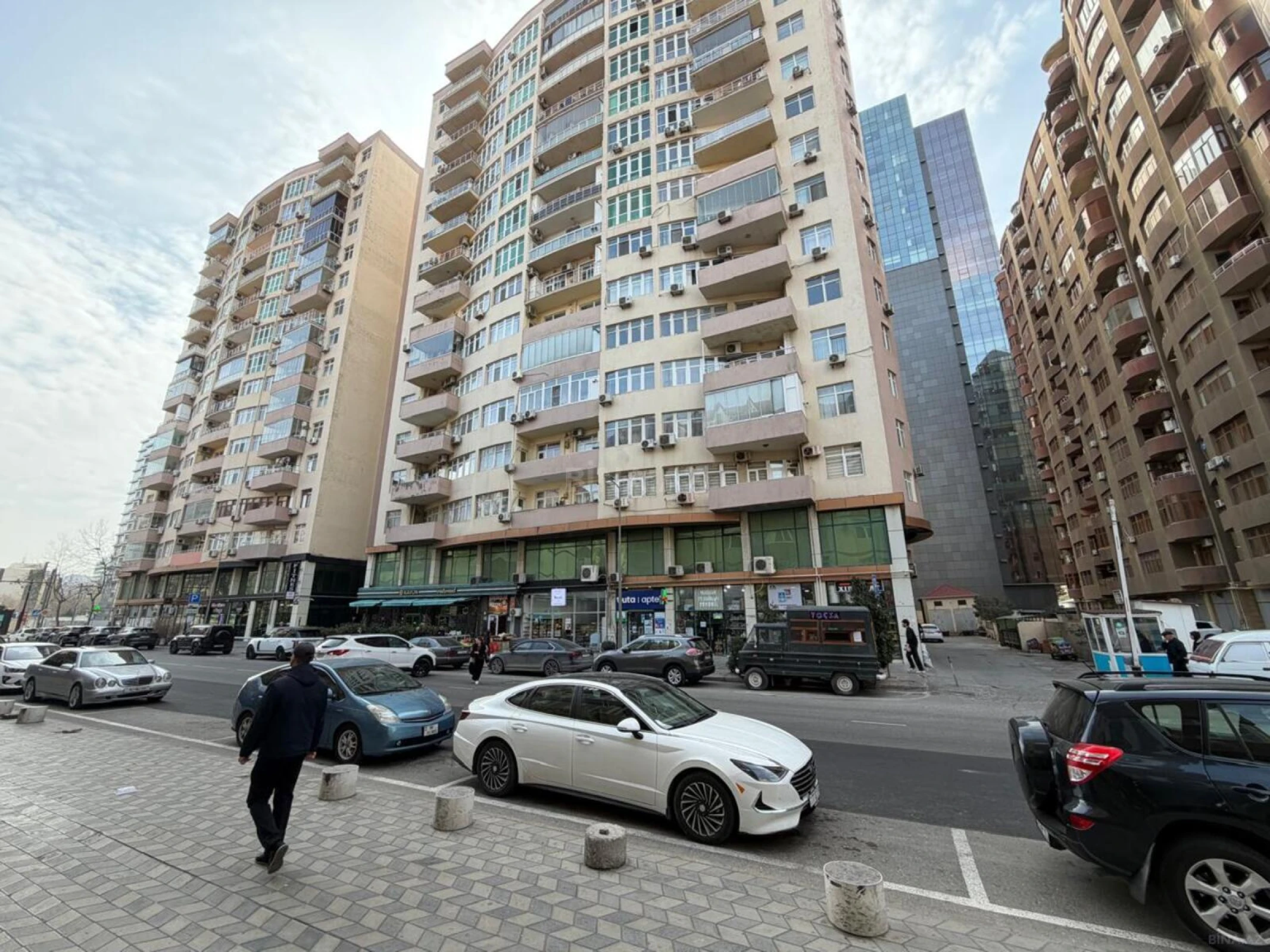 Satılır 3 otaqlı mənzil 132 m²
