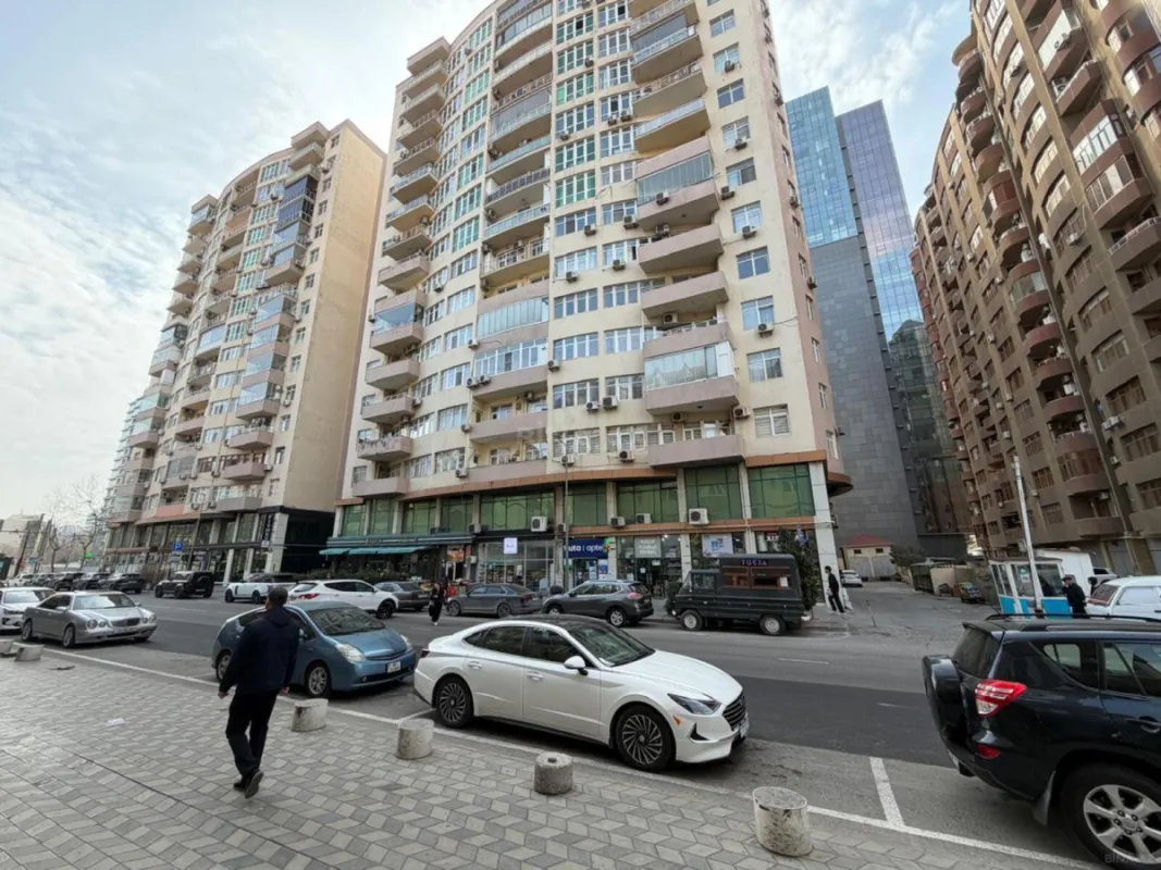 Satılır 3 otaqlı mənzil 132 m²