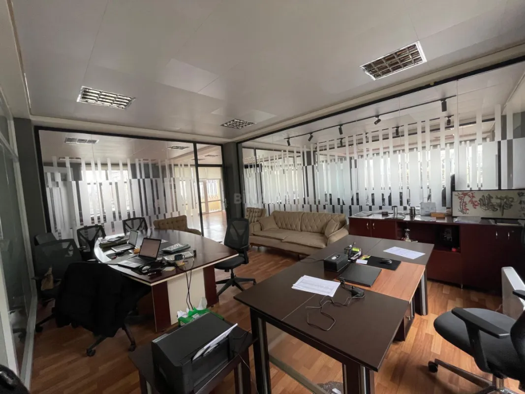 Kirayə verilir 20 otaqlı ofis 2200 m²