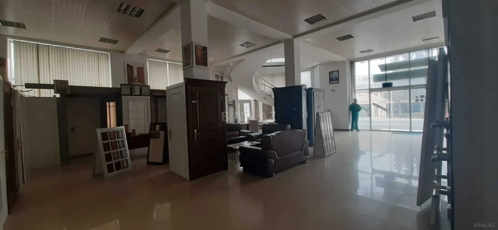 Kirayə verilir 20 otaqlı ofis 2200 m²