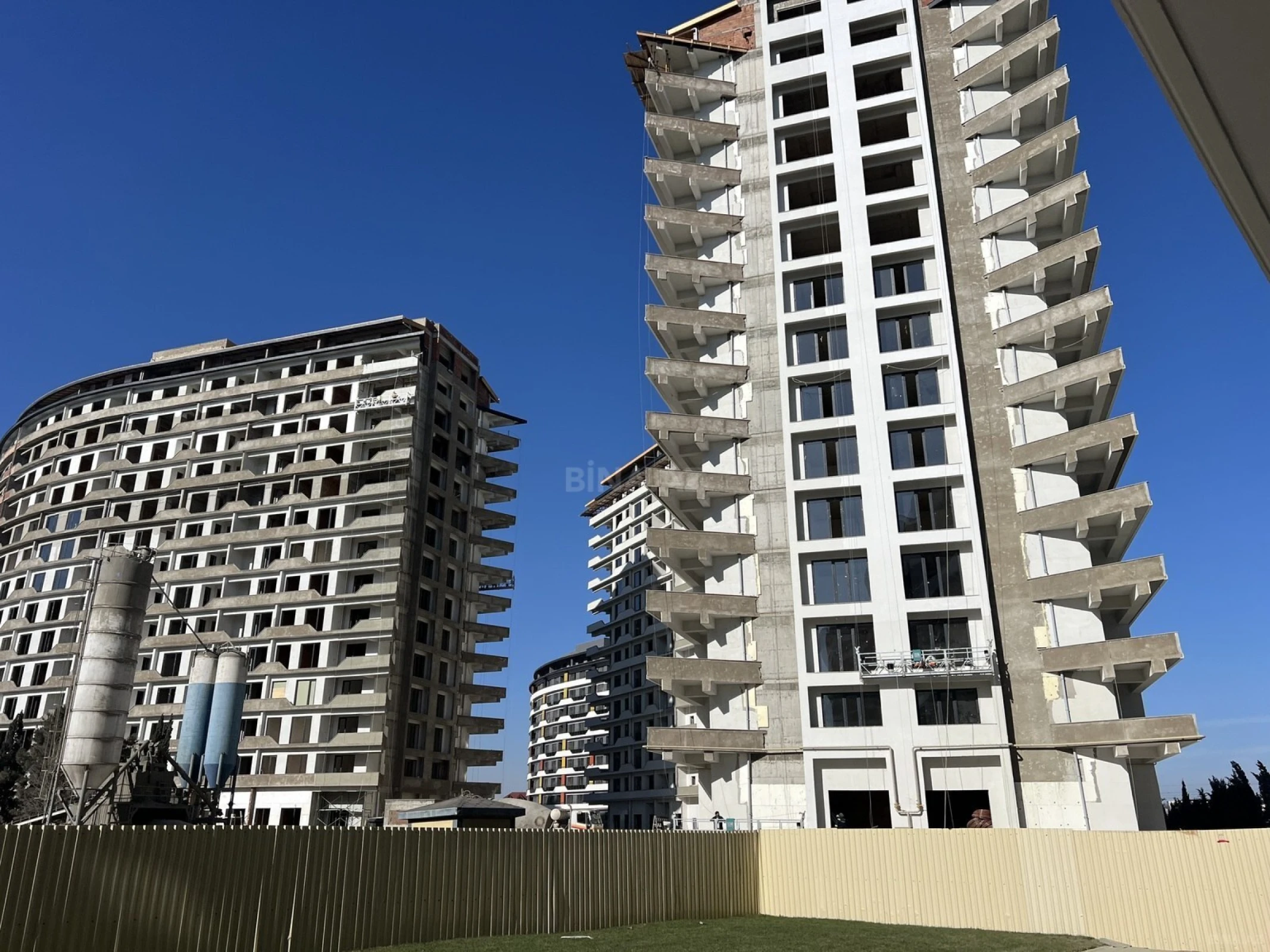 Satılır 3 otaqlı mənzil 114.5 m²