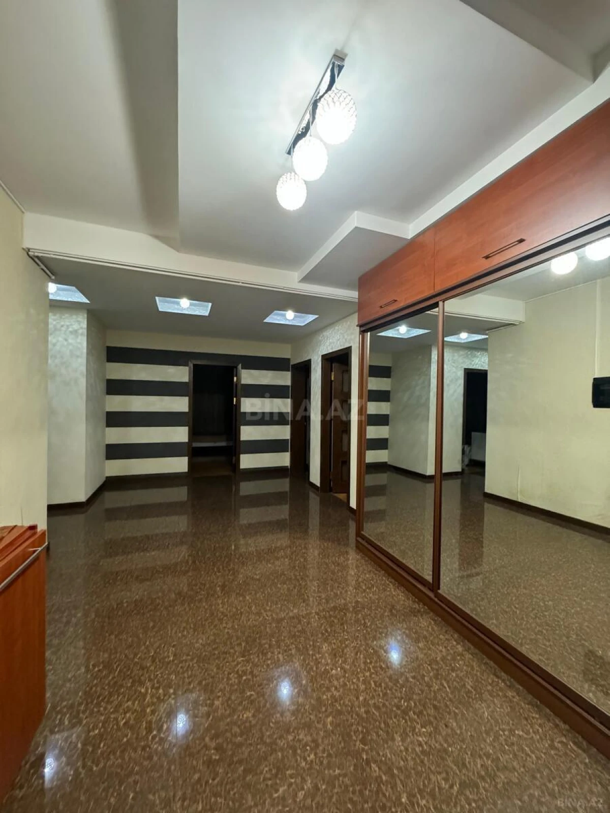 Kirayə verilir 4 otaqlı mənzil 200 m²