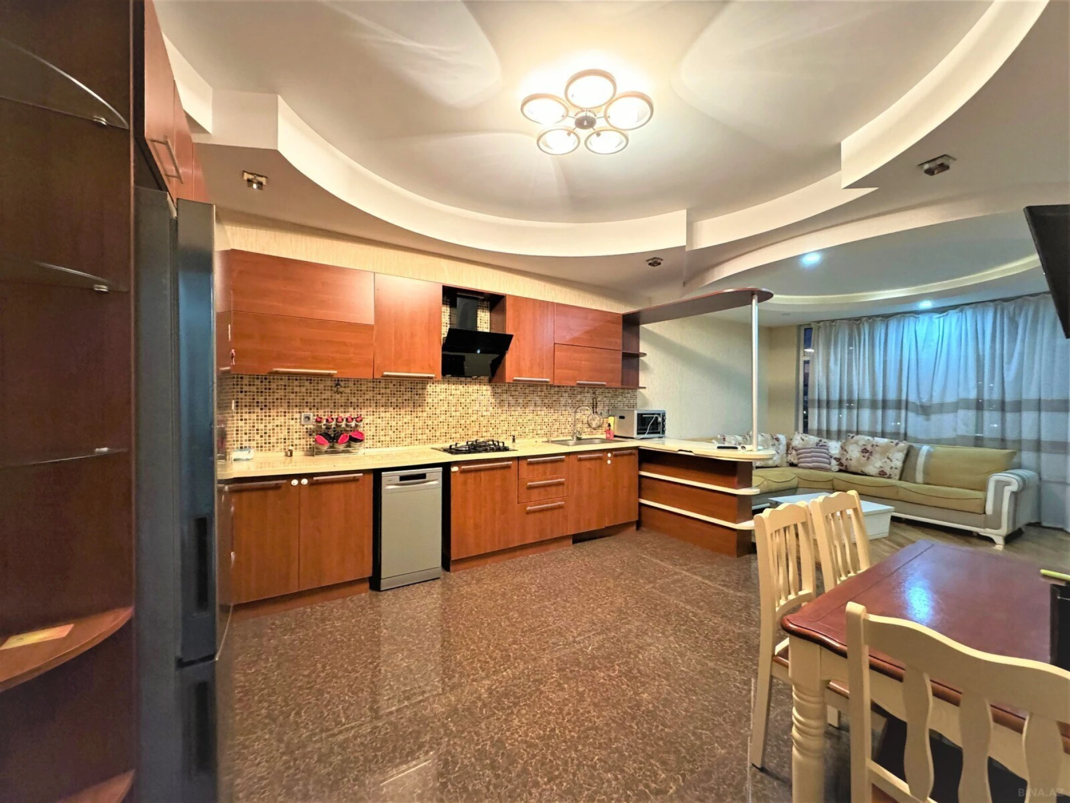 Kirayə verilir 4 otaqlı mənzil 200 m²