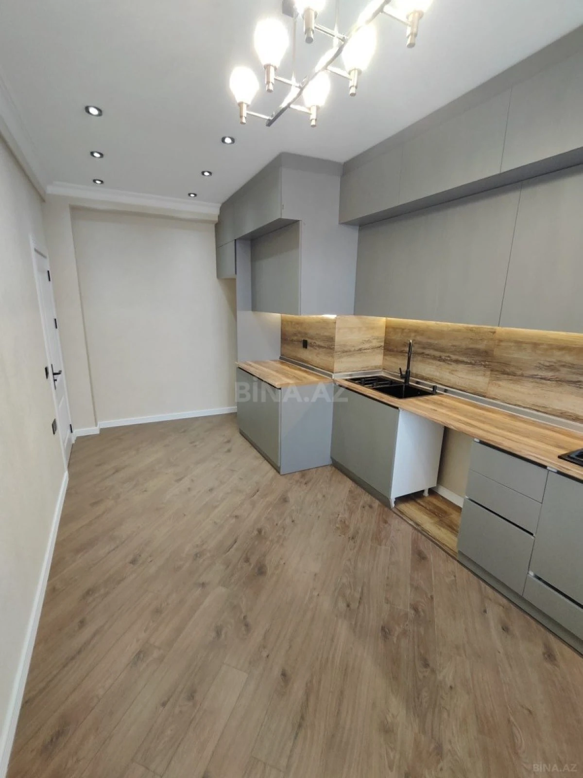 Satılır 2 otaqlı mənzil 96 m²