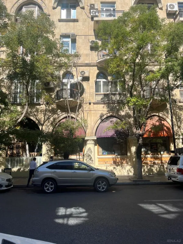 Satılır obyekt 219 m²