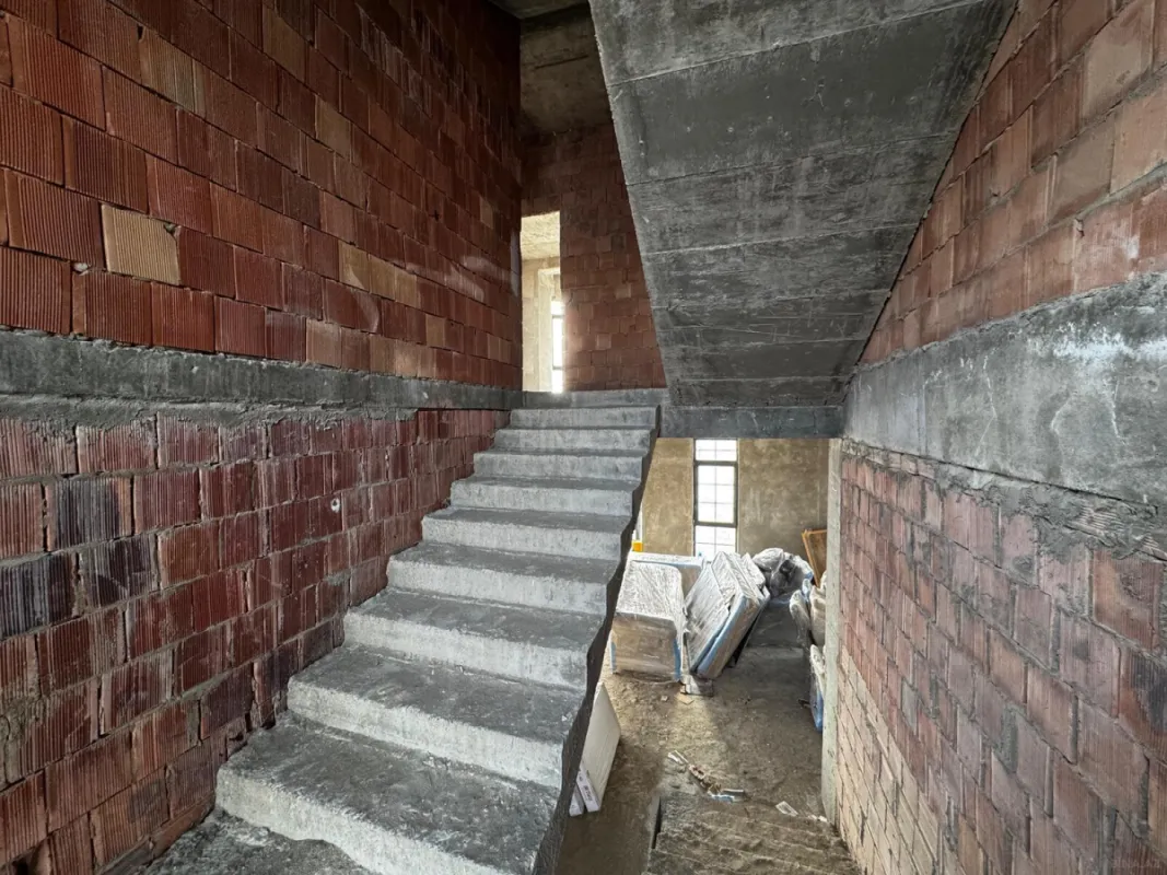 Satılır 8 otaqlı həyət evi 600 m²