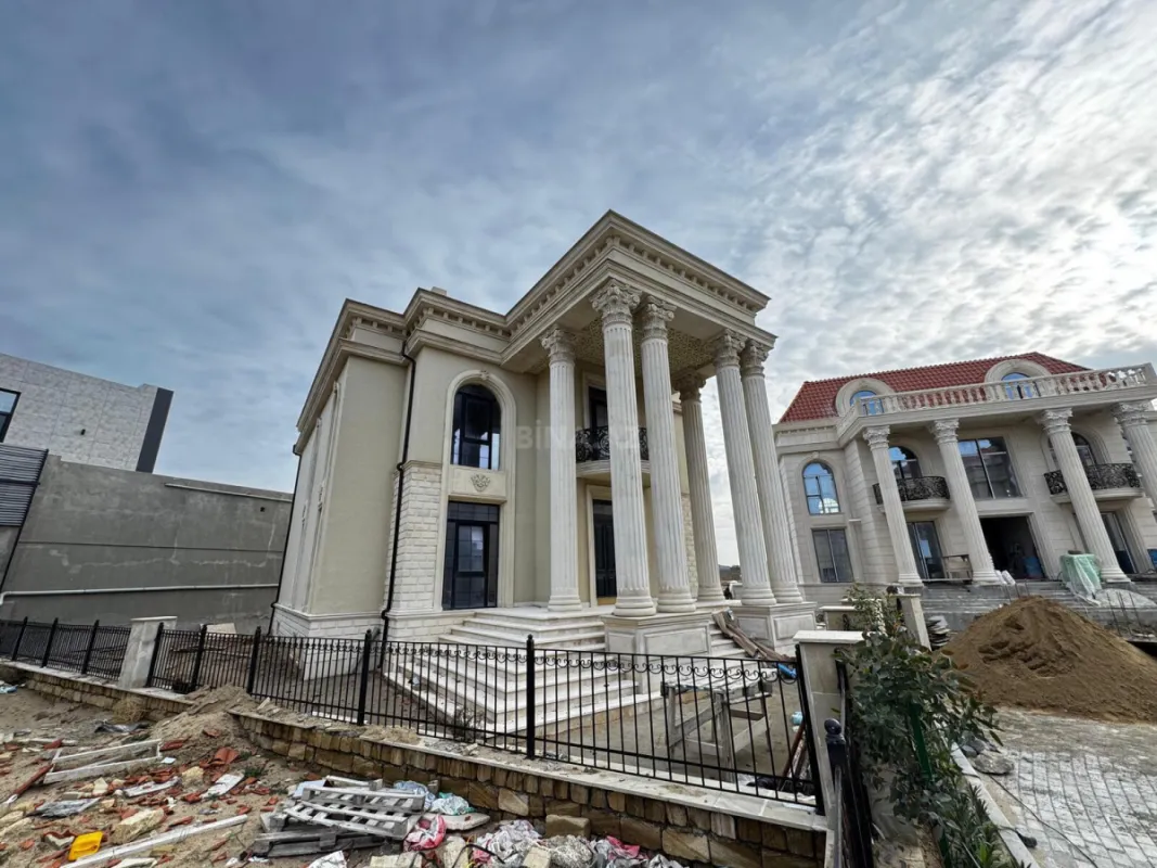 Satılır 8 otaqlı həyət evi 600 m²