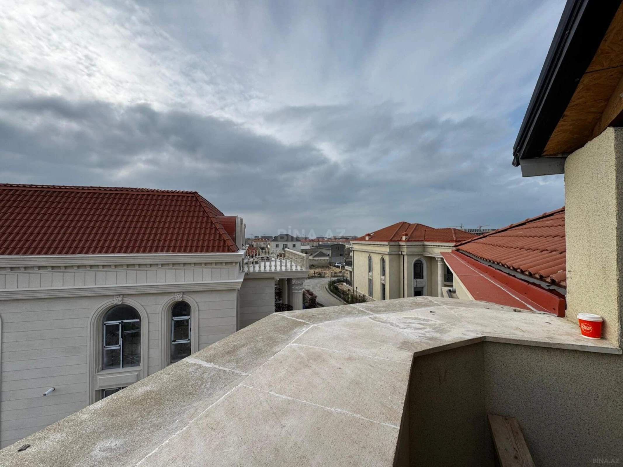 Satılır 8 otaqlı həyət evi 600 m²