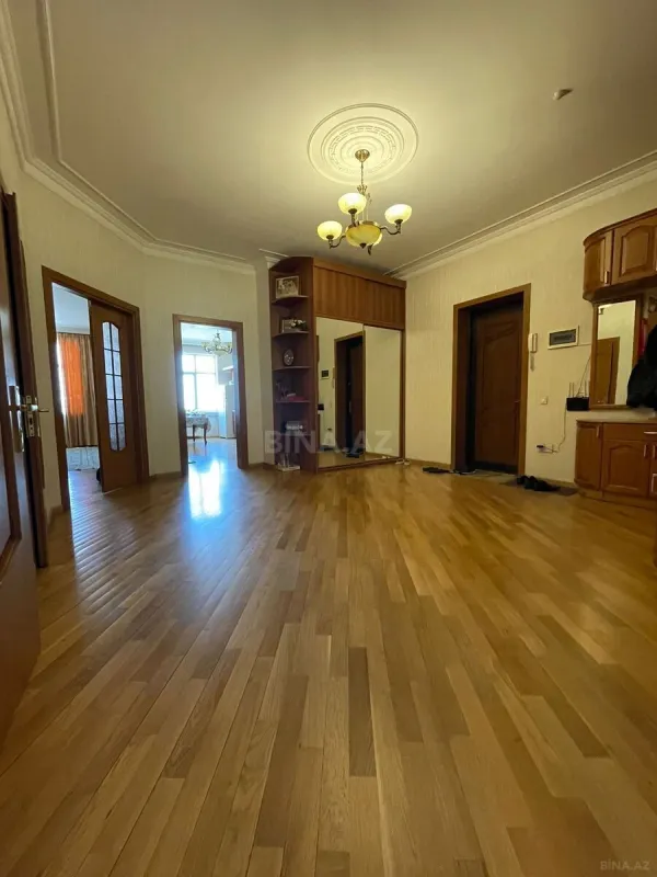 Satılır 3 otaqlı mənzil 147 m²