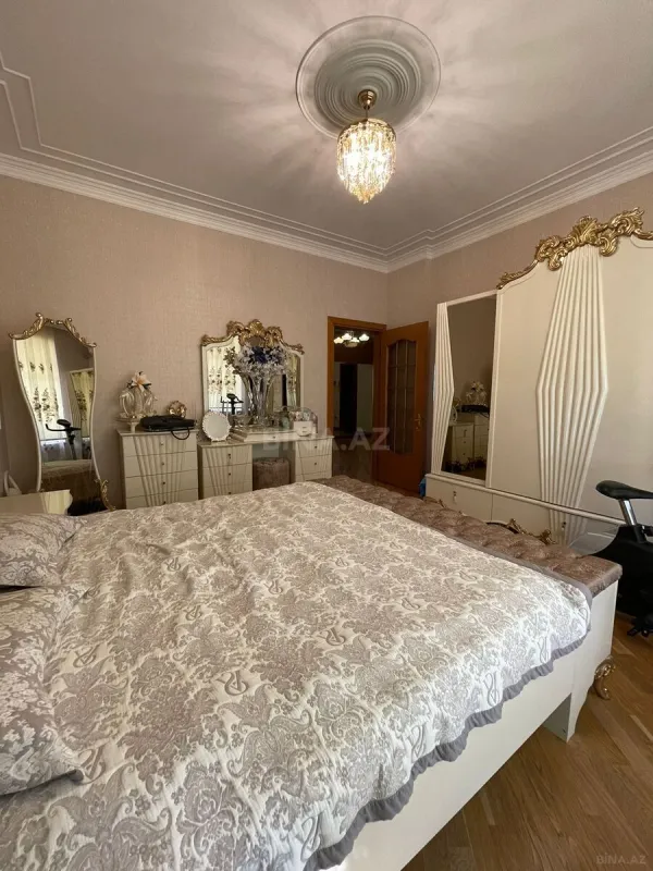 Satılır 3 otaqlı mənzil 147 m²