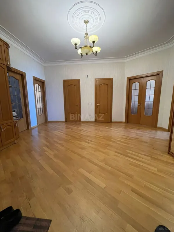 Satılır 3 otaqlı mənzil 147 m²