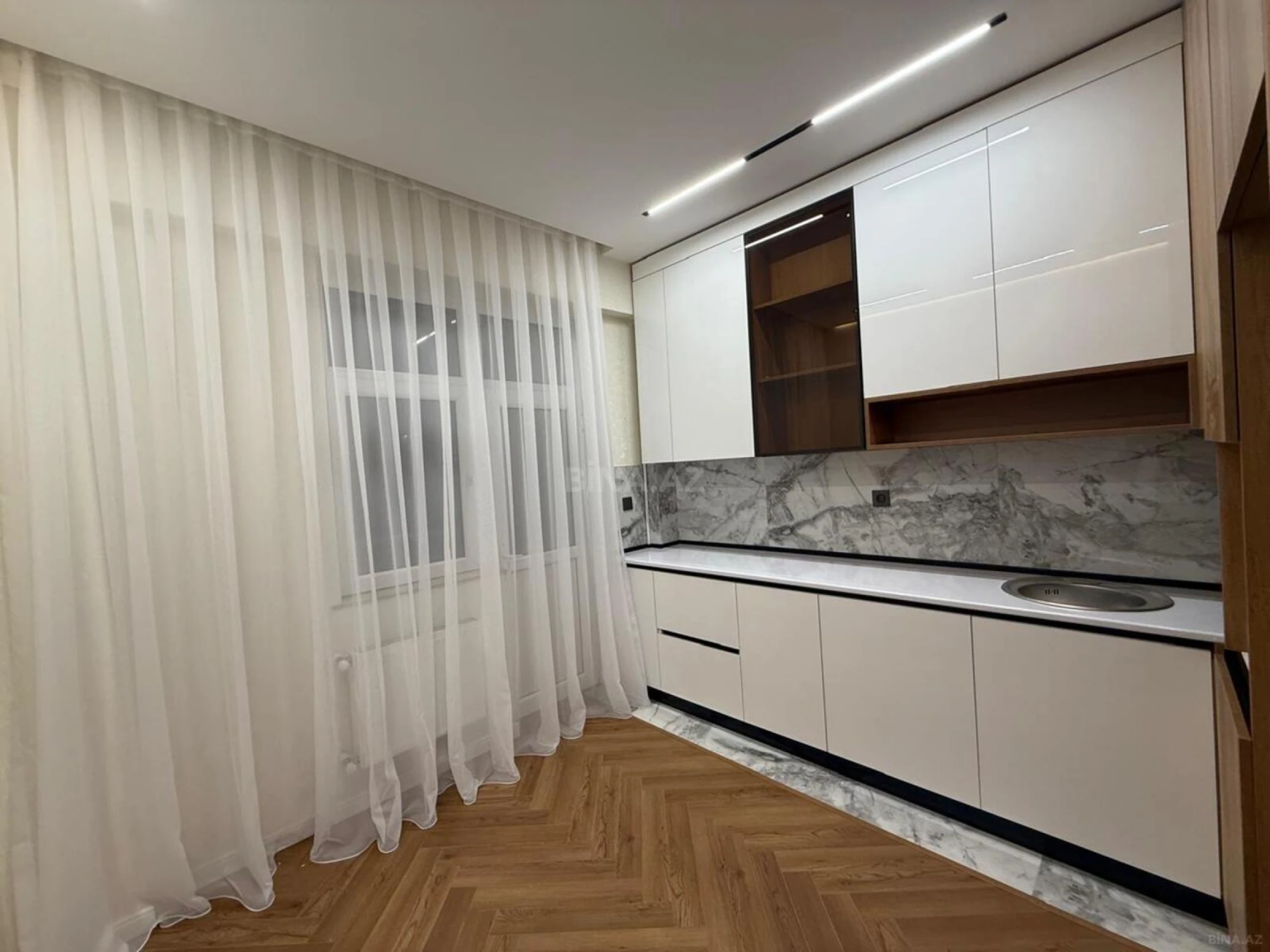 Satılır 2 otaqlı mənzil 81 m²