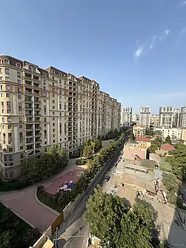 Satılır 4 otaqlı mənzil 219.6 m²